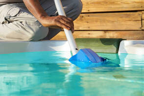 filter cleaning by a pool cleaning contractor 